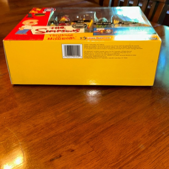 The Simpsons NWT/NIB Treehouse of Horror Toys R Us Exclusive 12x10 Inch Box - Picture 6 of 7